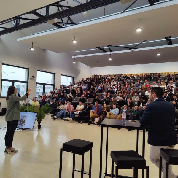 Mathilde Perier dans un amphithéâtre présente une conférence de coaching